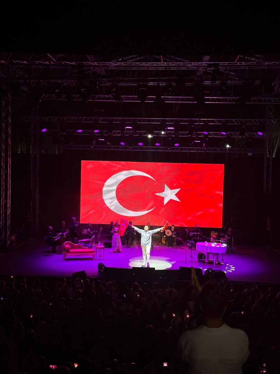 Ata Demirer sahnesinde Türk bayrağını dalgalandırdı 3 ata bayrak1 Ata Demirer sahnesinde Türk bayrağını dalgalandırdı