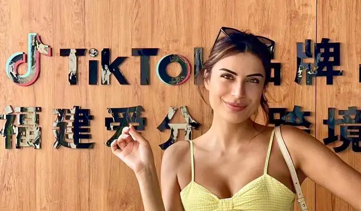 Manken Duygu Çakmak Çin’de TikTok’un kalbine girdi