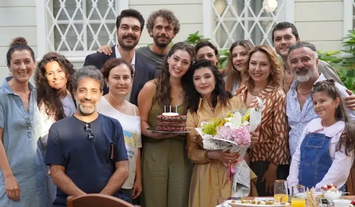 Gonca Vuslateri’ye ‘Leyla’ setinde doğum günü sürprizi