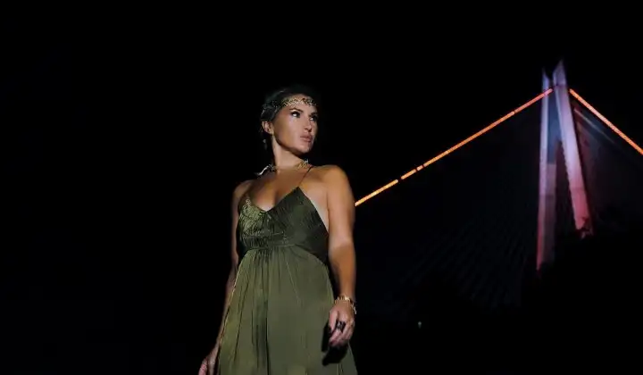 Gözde Sucu’nun ‘Konuşuyorlar’ klibi yayında
