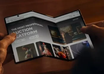 Dünya’nın ilk 3’e katlanan telefonu Huawei Mate XT tanıtıldı