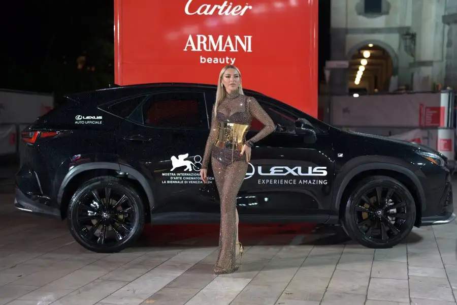 hadise Venedik Film Festivali’nde Hadise ve Kerem Bürsin rüzgarı