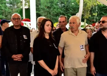 İrem Sak, babasını son yolculuğuna uğurladı