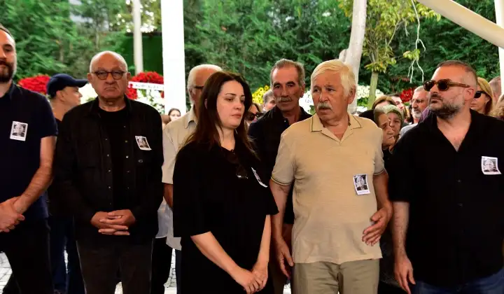 İrem Sak, babasını son yolculuğuna uğurladı 3 İrem Sak, babasını son yolculuğuna uğurladı
