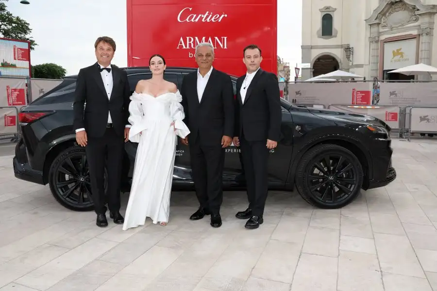 Lexus, Melis Sezen ve Salih Bademci ile Venedik Film Festivali’ni salladı 3 melis salih2 Lexus, Melis Sezen ve Salih Bademci ile Venedik Film Festivali’ni salladı
