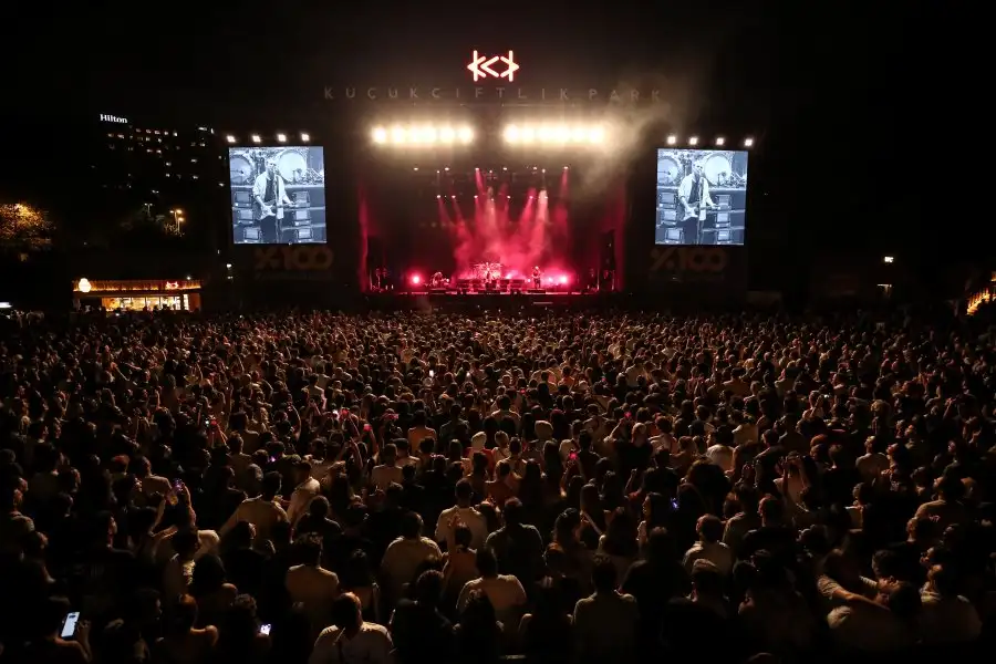 Mor ve Ötesi'nden binlerce hayranına unutulmaz konser 3 morveotesi1 Mor ve Ötesi'nden binlerce hayranına unutulmaz konser