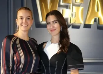 Dostlarla sürpriz doğum günü partisi