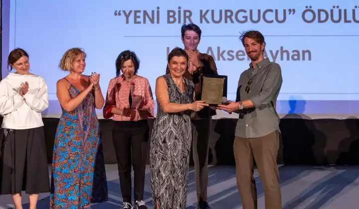 'Yeni Bir...' ödülü bu yıl kurgu dalında Sinan Kosova'nın oldu 1 ‘Yeni Bir…’ ödülü bu yıl kurgu dalında Sinan Kosova’nın oldu