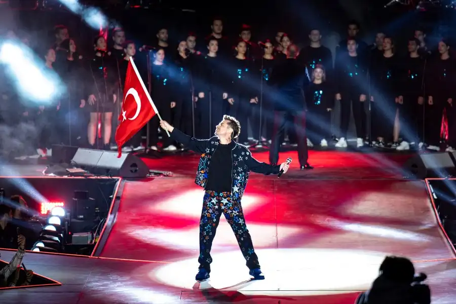 1730275768 Kenan Do ulu 29 Ekim Konseri 6 Kenan Doğulu ile Antalya'da Cumhuriyet coşkusu