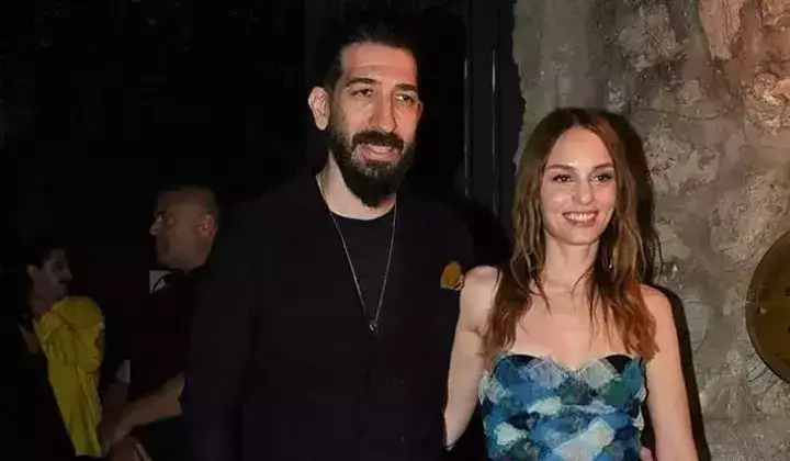 Nilperi Şahinkaya ve Emre Yusufi aşkı sona mı erdi? 2 Nilperi Şahinkaya ve Emre Yusufi aşkı sona mı erdi?