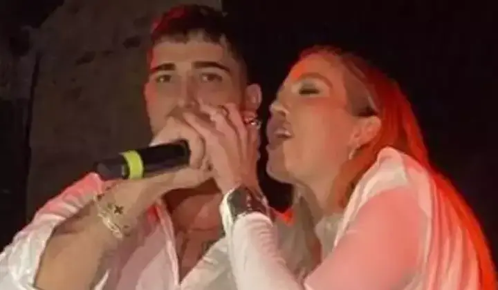 Evliliklerinin üçüncü yılına özel parti 1 Evliliklerinin üçüncü yılına özel parti