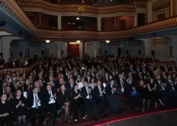 Gece boyunca alkışlar hiç susmadı