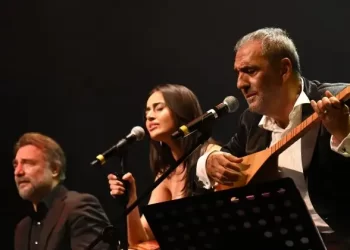 Yavuz Bingöl’den nişanlısına kuliste evlilik teklifi