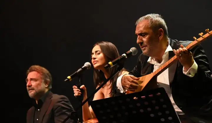 Yavuz Bingöl’den nişanlısına kuliste evlilik teklifi
