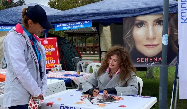 Serenad Bağcan, Güz Şenliği’nde yeni albümünü müzikseverlerle buluşturdu 1 Serenad Bağcan, Güz Şenliği’nde yeni albümünü müzikseverlerle buluşturdu
