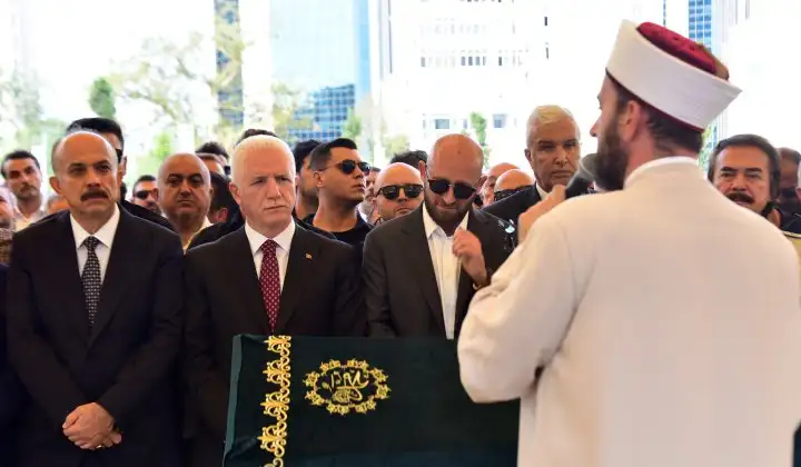 Kebap Kralı Arif Develi sevenleri tarafından son yolculuğuna uğurlandı 2 Kebap Kralı Arif Develi sevenleri tarafından son yolculuğuna uğurlandı
