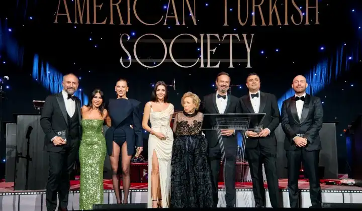 Amerikan Türk Cemiyeti’nden Türk televizyon ve sinema sektörünü New York’ta buluşturan görkemli gece 2 Amerikan Türk Cemiyeti’nden Türk televizyon ve sinema sektörünü New York’ta buluşturan görkemli gece