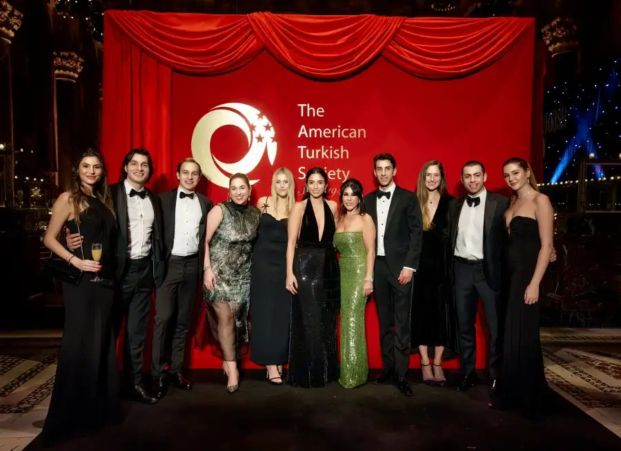 Amerikan Türk Cemiyeti’nden Türk televizyon ve sinema sektörünü New York’ta buluşturan görkemli gece 3 ats sanatciliar1 Amerikan Türk Cemiyeti’nden Türk televizyon ve sinema sektörünü New York’ta buluşturan görkemli gece