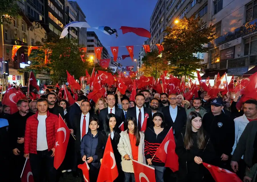 besiktac1 Beşiktaş, Beyoğlu ve Şişli Belediyelerinin ortaklaşa düzenlediği etkinlikte binlerce vatandaş Cumhuriyet için yürüdü