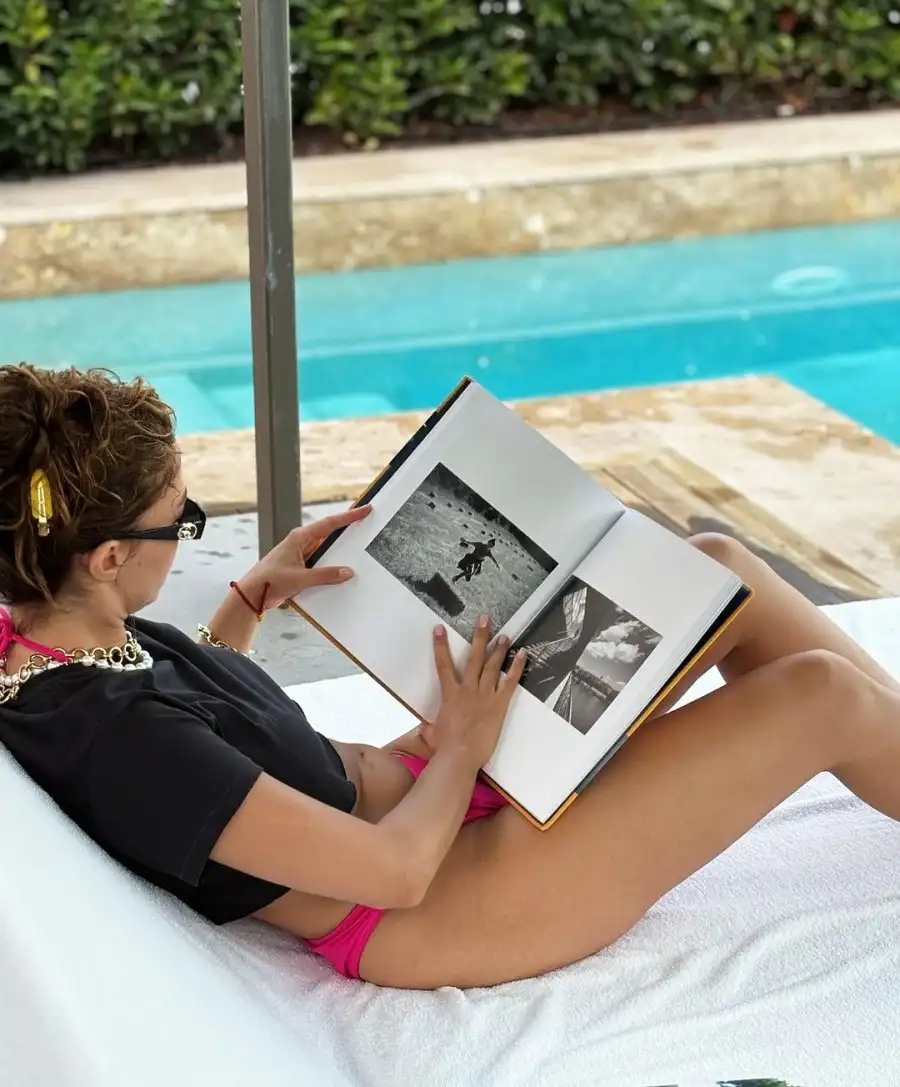 burcuozberk1 Yaz bitti Burcu Özberk'in tatil keyfi bitmedi