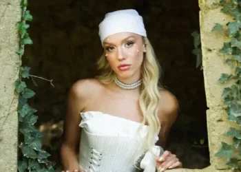 Cansu Esin’den enerjik bir şarkı: Dokun Bana