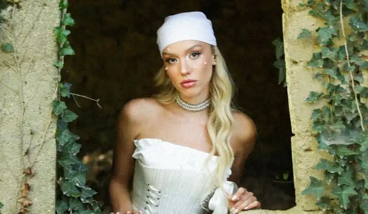 Cansu Esin'den enerjik bir şarkı: Dokun Bana 1 Cansu Esin’den enerjik bir şarkı: Dokun Bana