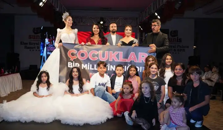 Ece Gürsel'den 'Çocuklara Dokunma' protestosu 1 Ece Gürsel’den ‘Çocuklara Dokunma’ protestosu