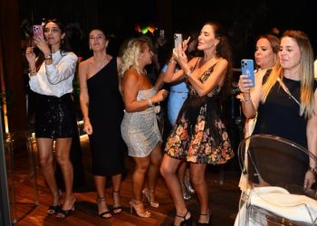 Esra Oktay, Bebek’de yeni taşındığı villasında ‘Yaza Veda’ daveti verdi