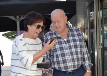 Torunlarıyla telefondan hasret giderdiler