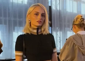 Lacoste İlkbahar/Yaz 2025 koleksiyonu defilesi Paris Moda Haftası kapsamında Paris’te gerçekleşti