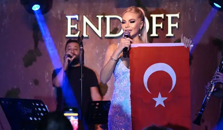 Pelin Suade’den ‘İzmir Marş’lı kutlama