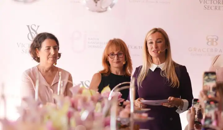 Victoria’s Secret ve Pembe İzler Kadın Kanserleri Derneği'nden anlamlı iş birliği 1 Victoria’s Secret ve Pembe İzler Kadın Kanserleri Derneği’nden anlamlı iş birliği