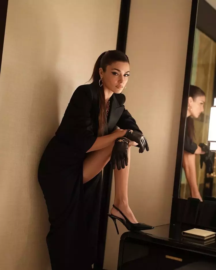 Hande Erçel'den ince gönderme 3 6732f7ddc0317f8f3321cfa7 Hande Erçel'den ince gönderme