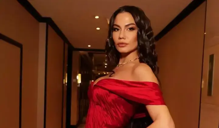 Kırmızı elbisesiyle bakışları üzerine çekti 3 Kırmızı elbisesiyle bakışları üzerine çekti