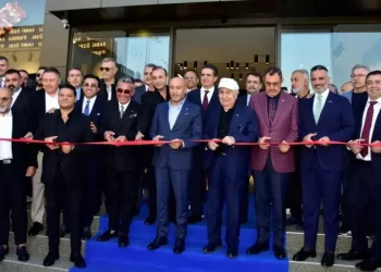 SKY Group, yenilenen showroomun açılışını Erkan Petekkaya’nın da podyuma çıktığı bir defile ile taçlandırdı