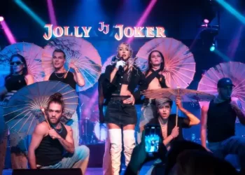Hande Yener aşkına metrelerce kuyruk