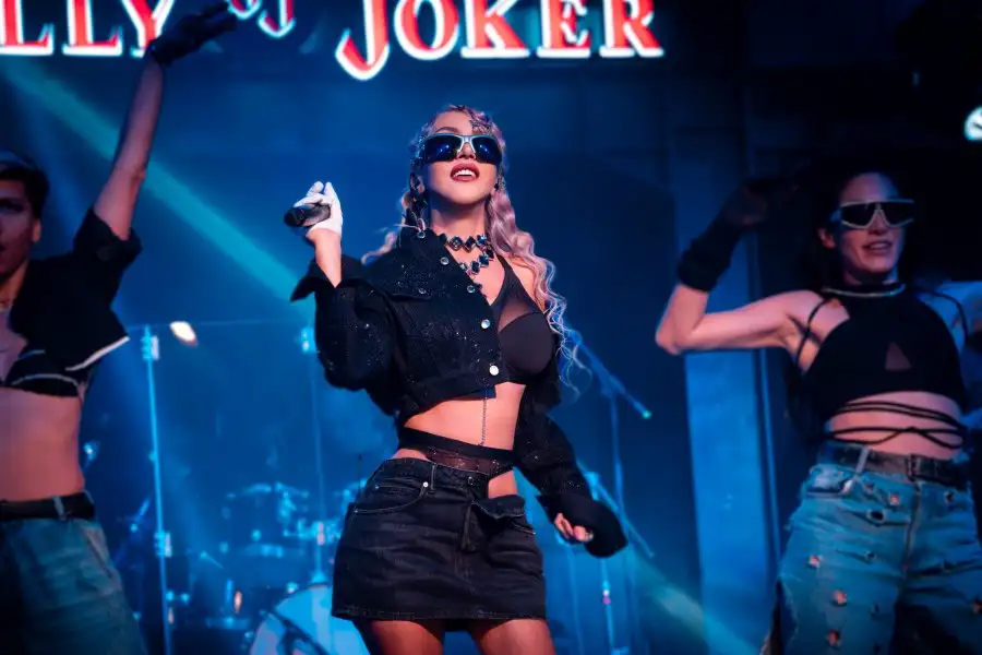 Hande Yener aşkına metrelerce kuyruk 4 hande yener jolly Hande Yener aşkına metrelerce kuyruk