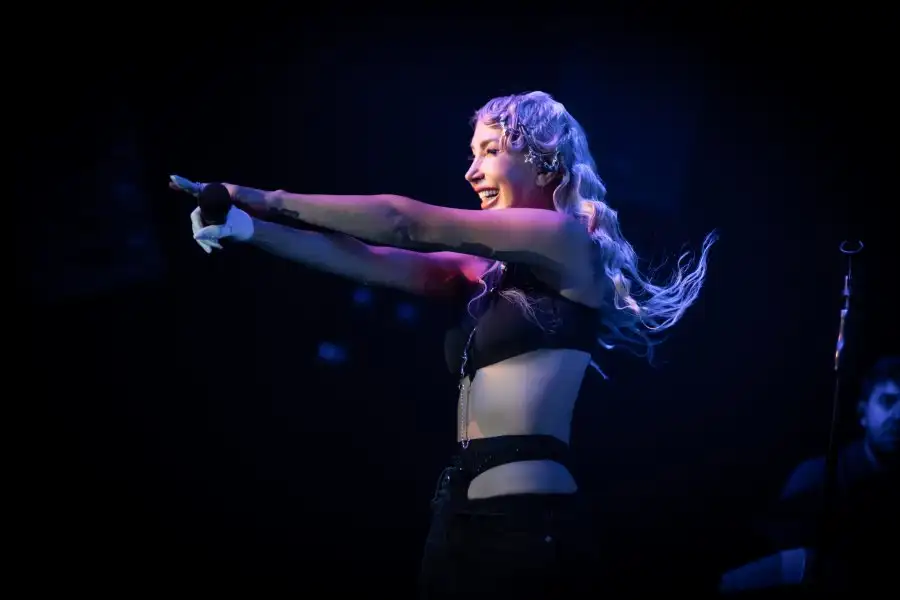 Hande Yener aşkına metrelerce kuyruk 5 hande yener jolly1 Hande Yener aşkına metrelerce kuyruk