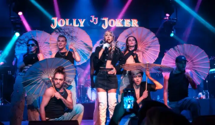 Hande Yener aşkına metrelerce kuyruk 3 Hande Yener aşkına metrelerce kuyruk