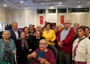 İzmir Kültür Yolu Festivali’nde Hülya Koçyiğit huzurevi sakinleriyle buluştu