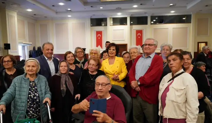 İzmir Kültür Yolu Festivali'nde Hülya Koçyiğit huzurevi sakinleriyle buluştu 3 İzmir Kültür Yolu Festivali’nde Hülya Koçyiğit huzurevi sakinleriyle buluştu