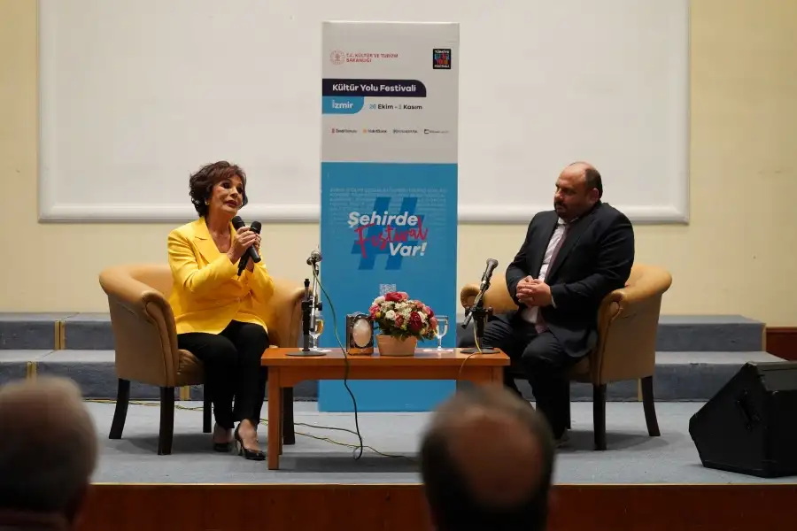 İzmir Kültür Yolu Festivali'nde Hülya Koçyiğit huzurevi sakinleriyle buluştu 5 hulyakocyigit 900 İzmir Kültür Yolu Festivali'nde Hülya Koçyiğit huzurevi sakinleriyle buluştu