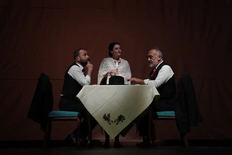 ‘Müfettişler’ oyunu görkemli galasıyla sahne aldı 3 mufettisler1 ‘Müfettişler’ oyunu görkemli galasıyla sahne aldı