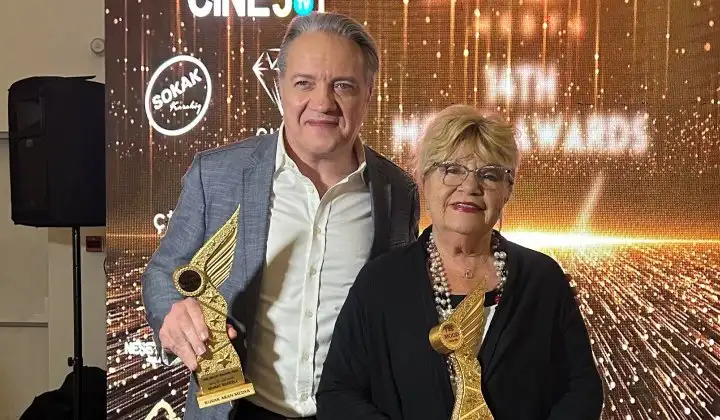 İki kuşak aynı sahnede ödül aldı 1 İki kuşak aynı sahnede ödül aldı