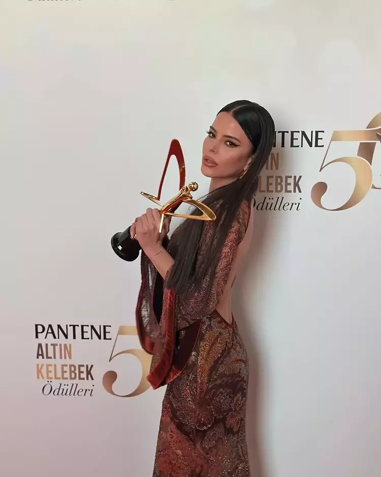 İrem Derici'den Simge'nin Kelebek'ine yorum gecikmedi 3 6757c712295c2e4afe7c799a İrem Derici'den Simge'nin Kelebek'ine yorum gecikmedi