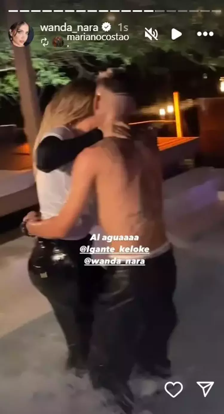 67580106295c2e4afe7c7a03 Sevgilisiyle birlikte havuza atladı