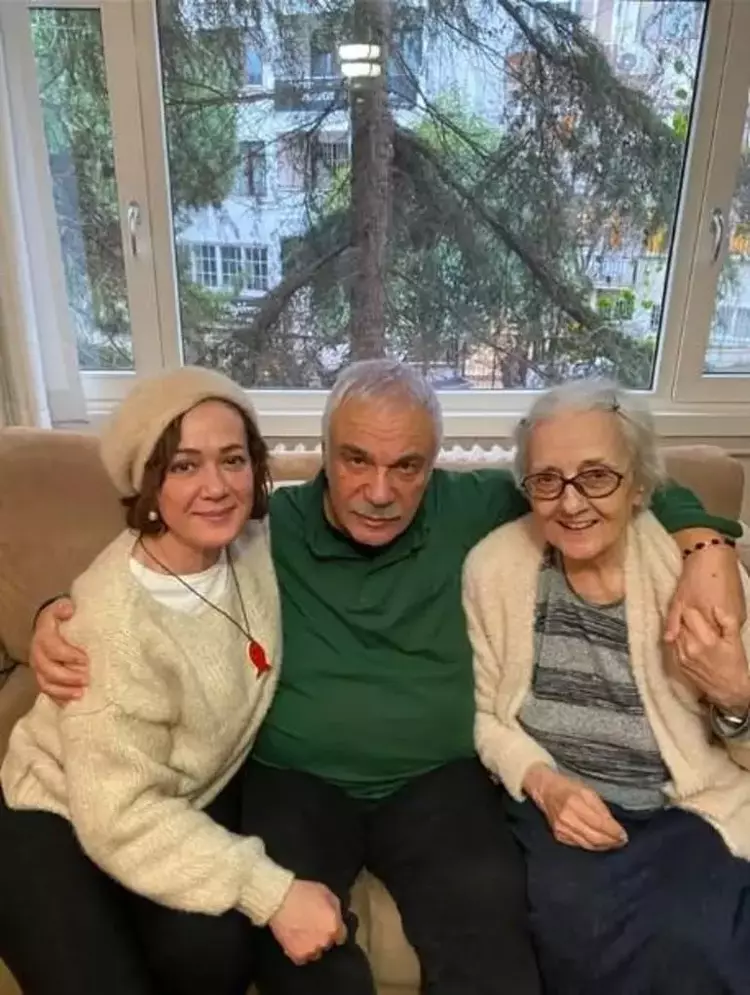 Yaprak Dökümü oyuncuları yıllar sonra bir araya geldi 3 676bb0f6295c2e4afe7caf7e Yaprak Dökümü oyuncuları yıllar sonra bir araya geldi
