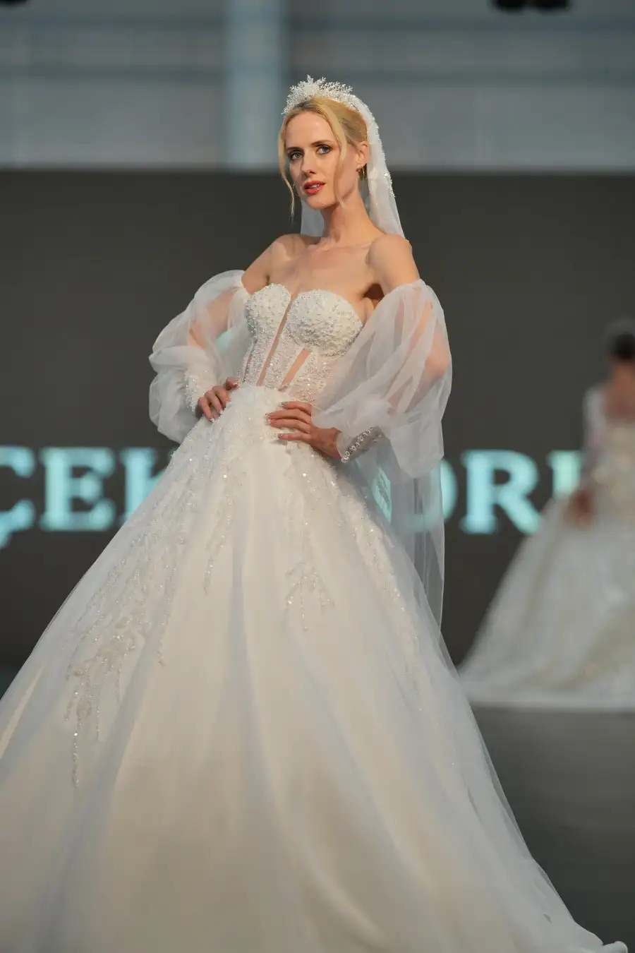 AKN00742 6. Fashion Breeze defilesi ünlü modellerin katılımıyla gerçekleşti