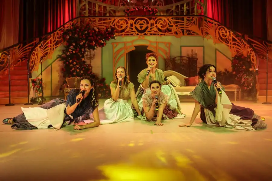 GururVeOnyargiGibiBirSey UniqIstanbul 22 12 2024 4 Gurur ve Önyargı (gibi bir şey) tiyatro oyunu prömiyer yaptı!