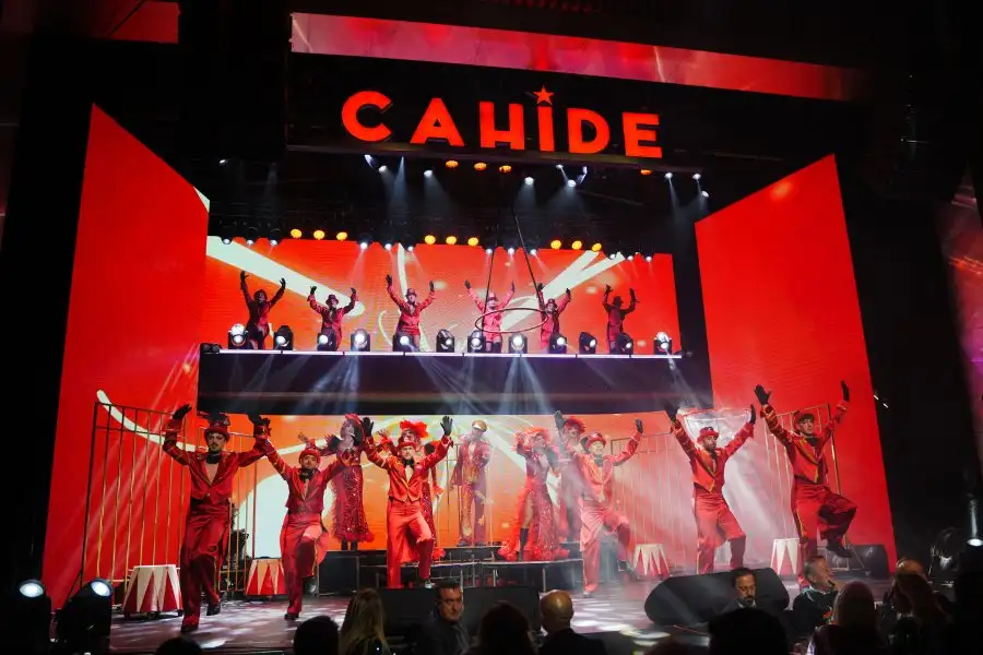 cahide show Quality of Magazine’den muhteşem yeni yıl daveti